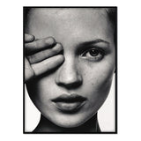 Kate Moss rostro - Póster 50x70 con Marco Negro