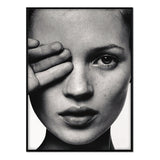 Kate Moss rostro - Póster 21x30 con Marco Negro