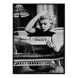 Marilyn Monroe periodico - Póster 40x50 con Marco Negro