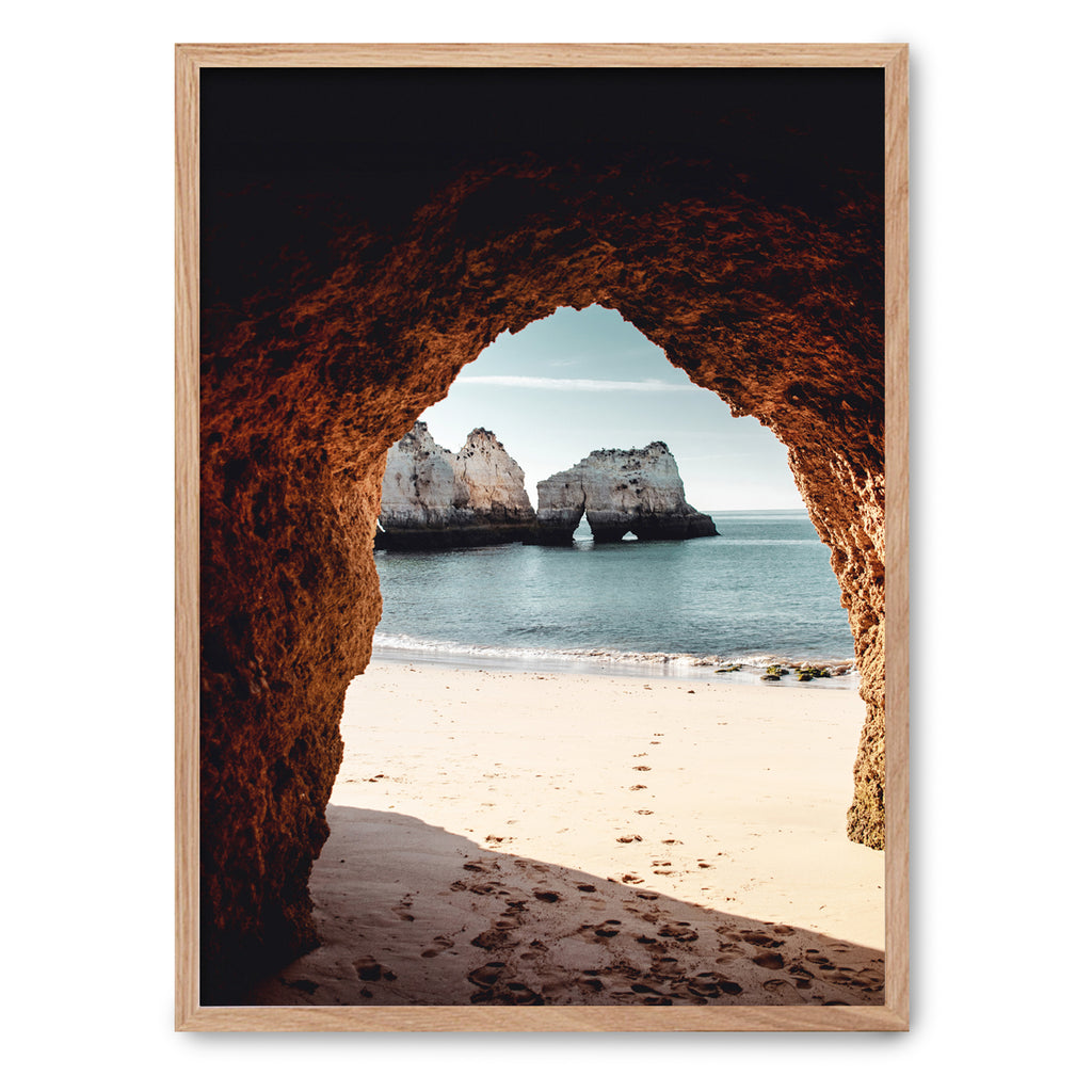 Cueva en la playa - Póster 30x40 con Marco Roble