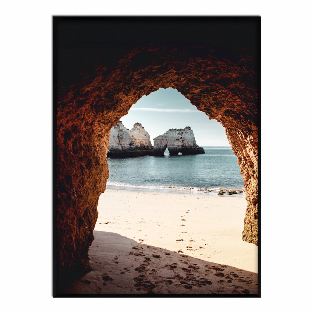 Cueva en la Playa - Póster 50x70 con Marco Negro