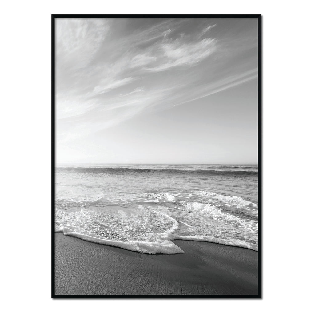 Playa y Cielo Blanco y Negro - Póster 40x50 con Marco Negro